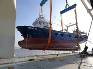 Efficiently Transporting Guinea's Fishing Vessels: Discover our success in handling the transportation of 4 large units, each weighing up to 380 tons in this noteworthy project.