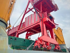 Successfully Transporting a 700-Ton Shiploader in South Africa: Explore our achievement in handling the transportation of this massive unit, exemplifying our logistical expertise.